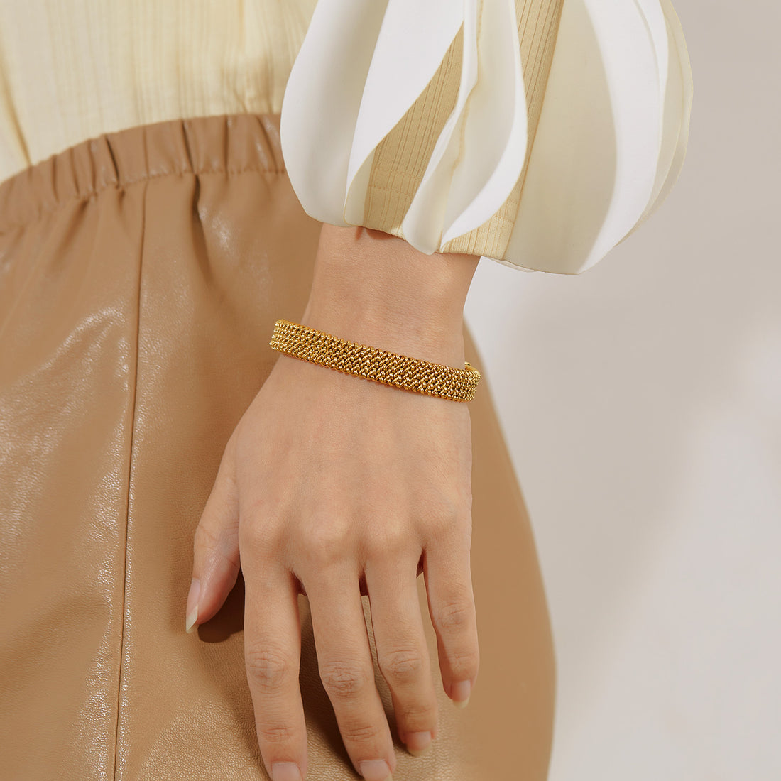 Ellen Cuff Bangle (Gold)